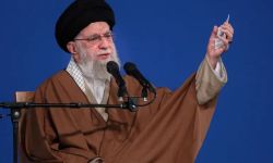 خامنئي يرد بشدة على تهديدات أميركا وإسرائيل